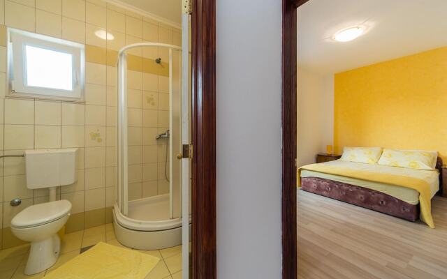 Nice Apartment in Brist With 1 Bedrooms and Wifi