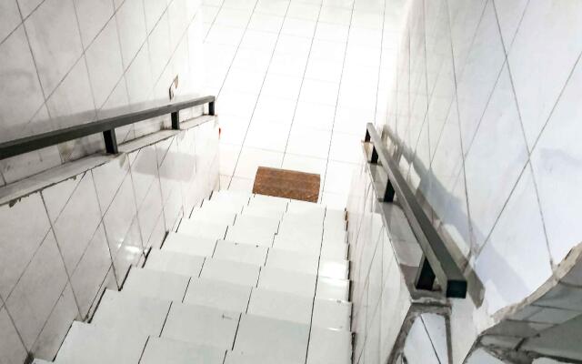 RedDoorz near Taman Flora Surabaya