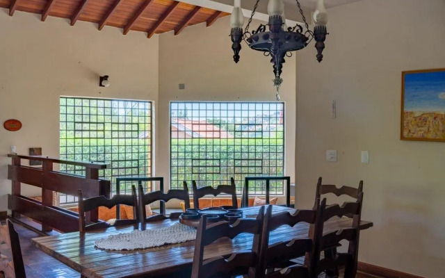 Casa com forno de pizza e vista para as montanhas