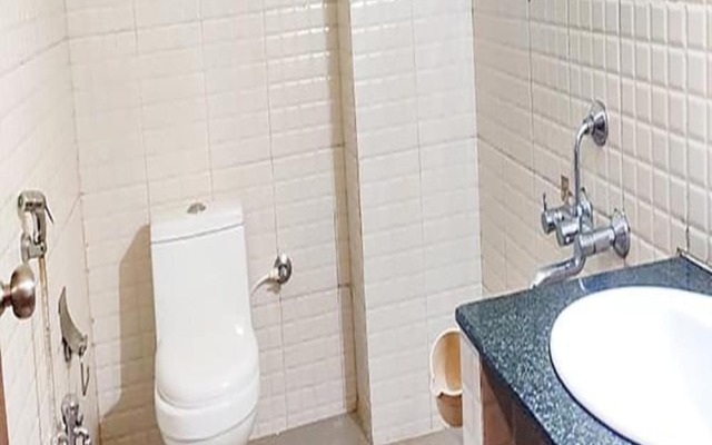 OYO 13581 Hotel Raj