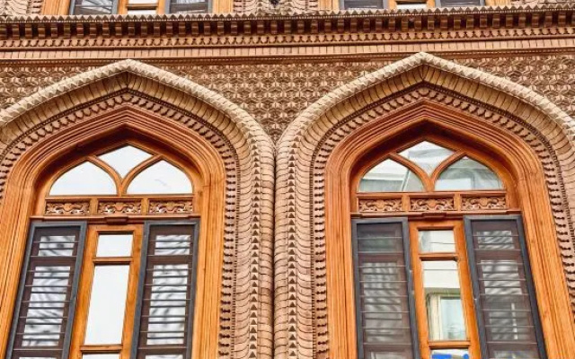 The crowd is looking for her homesta – Exterior – Kashgar