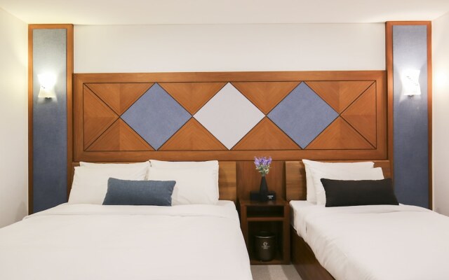 Themepark Tourist Hotel