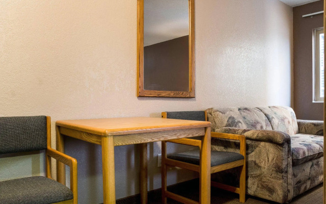 Bison Inn & Suites on University