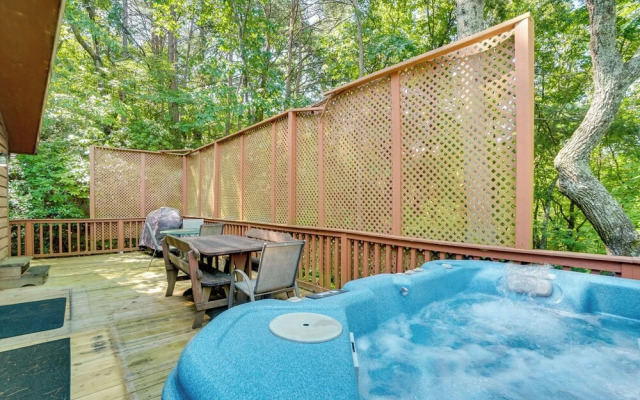 Private Hot Tub & Game Room: Cleveland Getaway