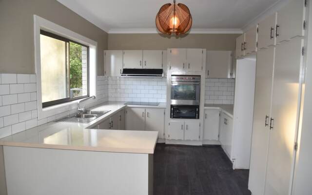 Warrawong holiday big home