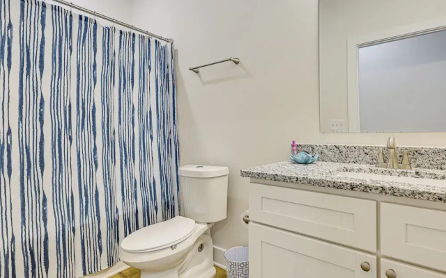 Walk to Riverfront District: Bright Wilmington Apt