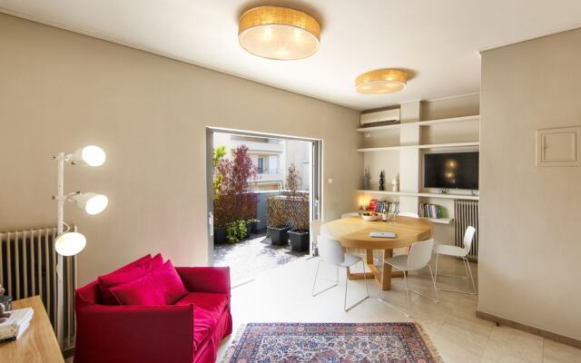 Elegant and Airy Apartment One Stop from City Center by VillaRentalsgr