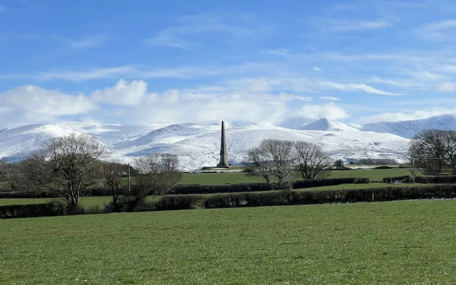 4 Bedroom Detached Farmhouse Mountain Views