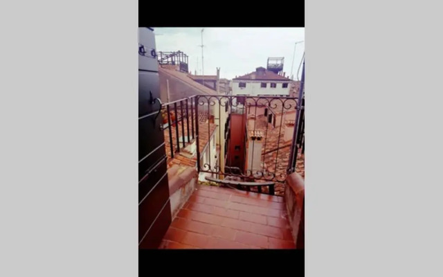 Large Top 3 Rooms Flat Central Rialto