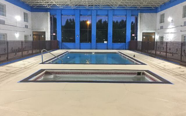 Econo Lodge Inn & Suites