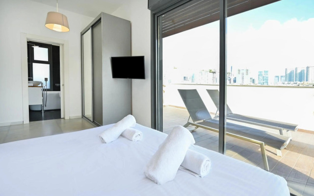 Beautiful 4BR Penthouse in Sheinkin street by HolyGuest