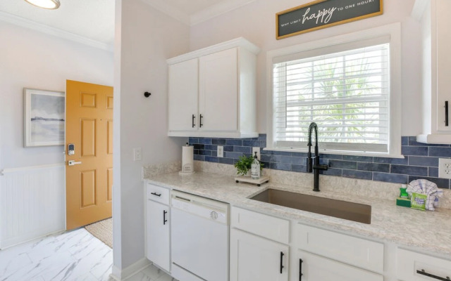 3 Mi to Barefoot Landing: Condo w/ 2 Pools!