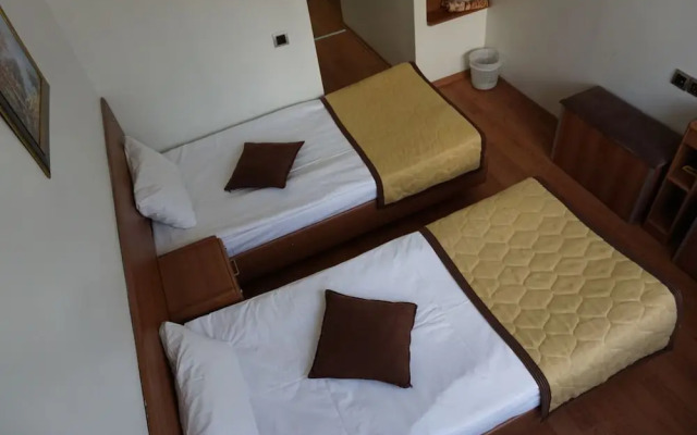 Nora Otel