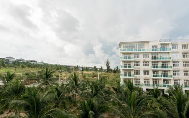 Garden view Apartment - 2 mins to beach