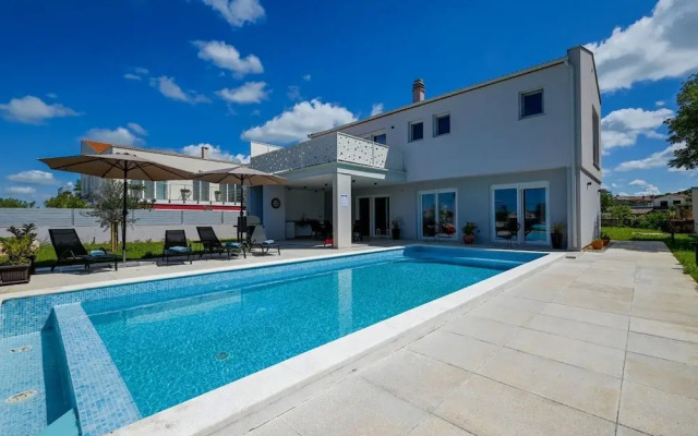 Matohanci Dazzling Villa With Pool