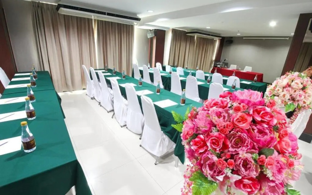 Convenient Grand Hotel (SHA Extra Plus)