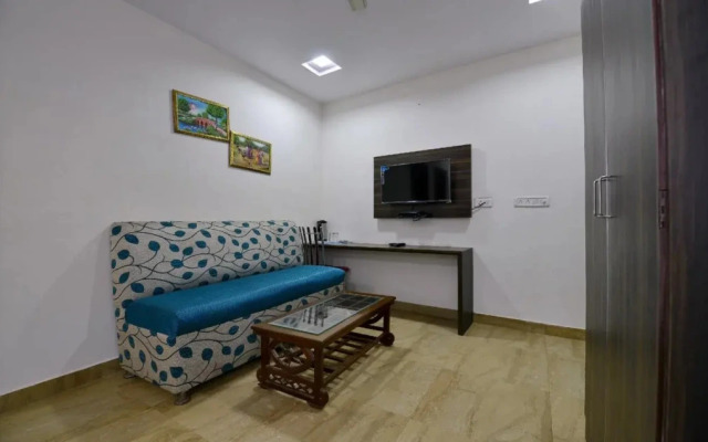 OYO 13903 Hotel Trivana