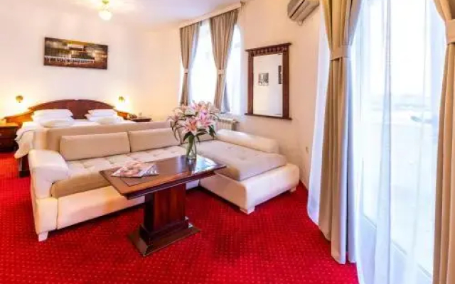 Garni Hotel Royal Crown