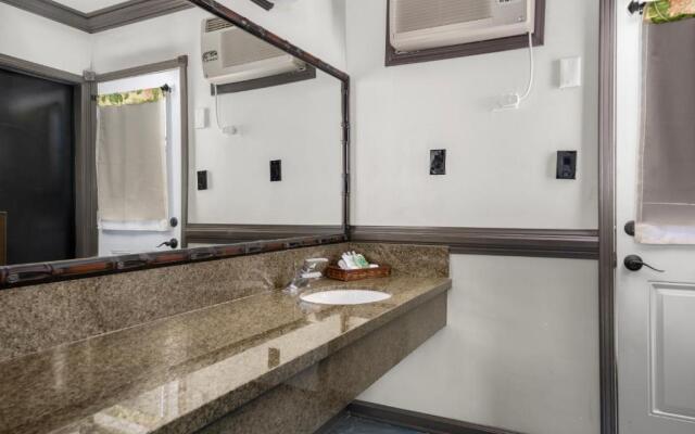 Caliente Tropics Hotel