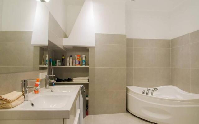 Modern & Spacious 80m2 Apartment in Riga Old Town