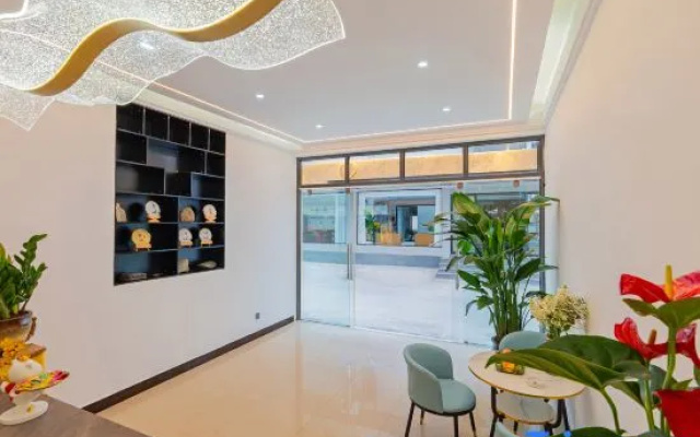 Lantingyue · JoyCourt Natural Wood | Whole-House Smart Vacation Cottage — 2-star hotel in Lijiang