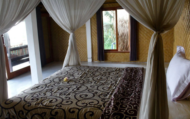 Dikaloha Medewi Surfcamp