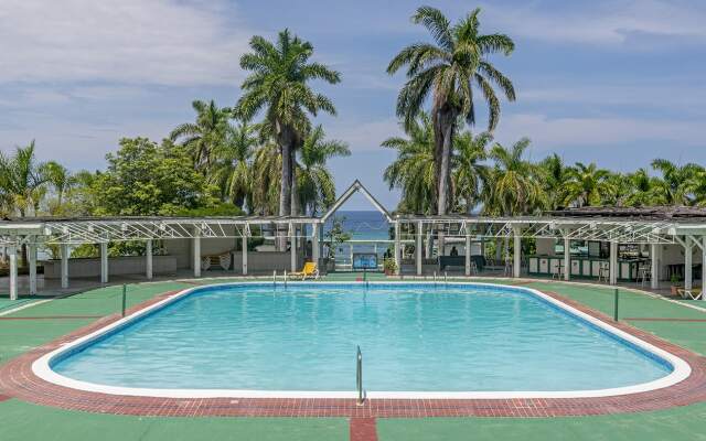 HOSPITALITYEXPERT 2BR Penthouse, MoBay, Sleeps 5 - Beach, Pool & Private Chef