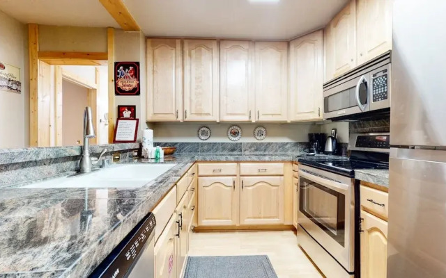 Summit Cozy Condo Getaway!