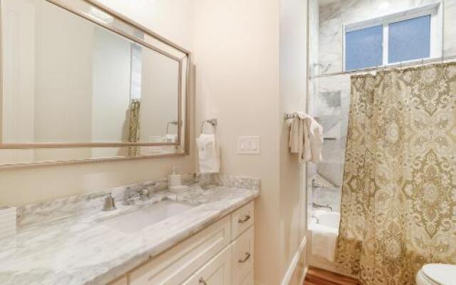 Spacious 3BR on Carondelet by Hosteeva