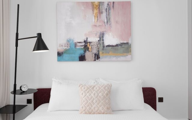 Maison Privee - Deluxe 3BR Apt w/ Dubai Marina View and Beach Access