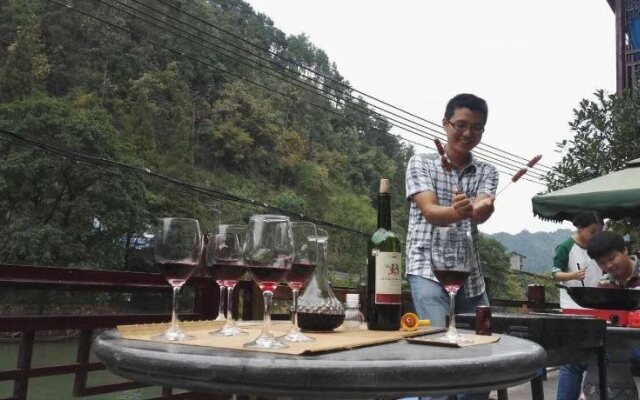Fenghuang Tujia Ethnic Minority River View Hotel