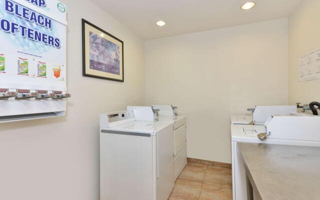 Best Western Plus Raffles Inn & Suites