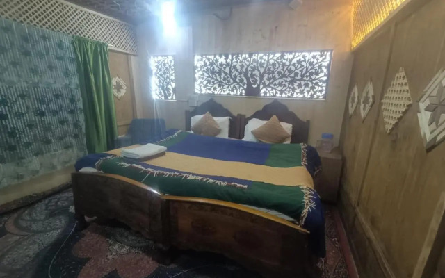 Houseboat Shamus Maqbool