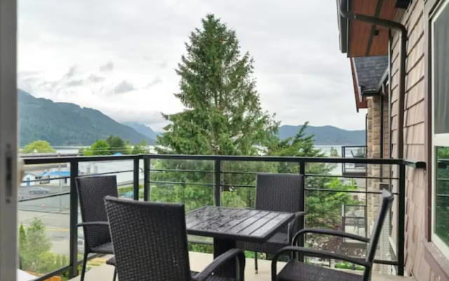 Harrison Lake Pets Welcome 3BR Suite