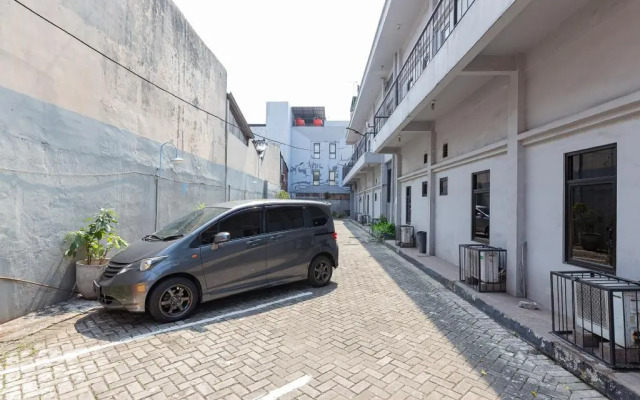 RedDoorz Plus near Mall Slipi Jaya