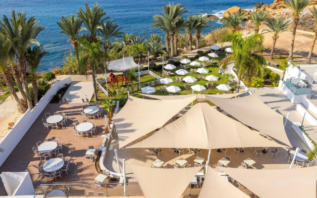 Queen's Bay Hotel