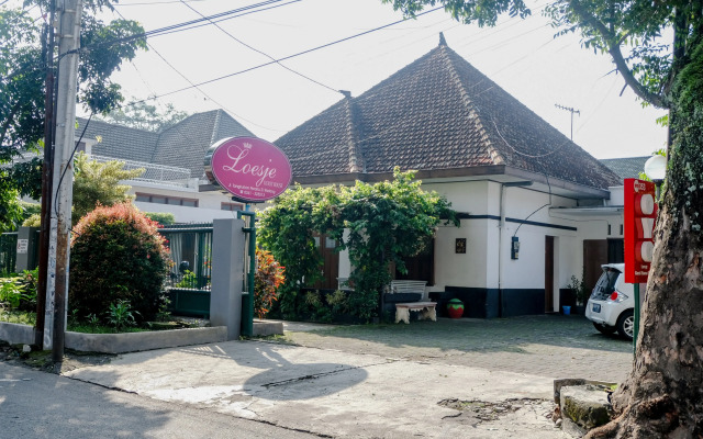 OYO 353 Loesje Guest House Syariah