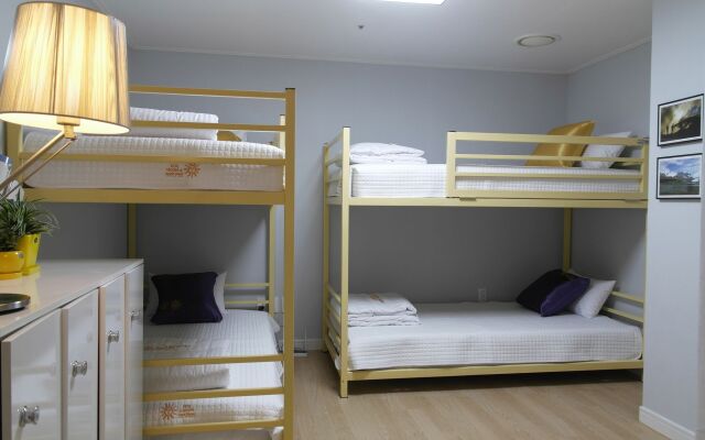 Sun and Moon Guest House - Hostel