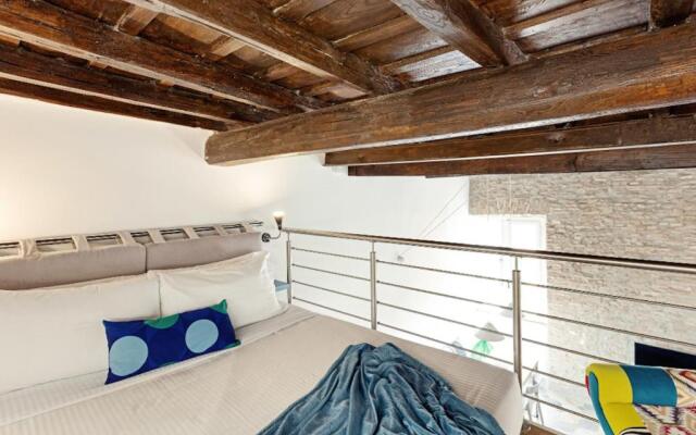 Sleek flat 4 guests 450mt from the Colosseum