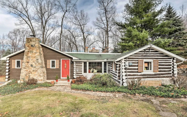 Macungie Cabin w/Fireplace Near Bear Creek Skiing!