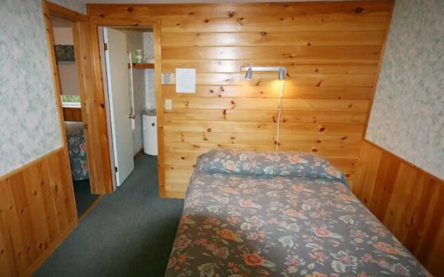 Spectacle Lake Lodge