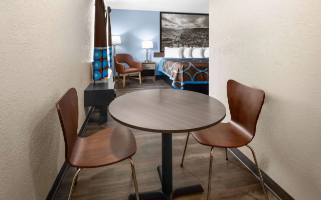 Super 8 by Wyndham Fairmont