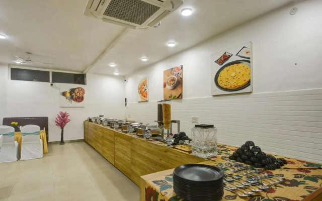 OYO Rooms 813 near Omaxe City Centre