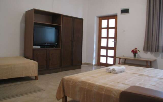 Simplistic Apartment in Jezera With Garden