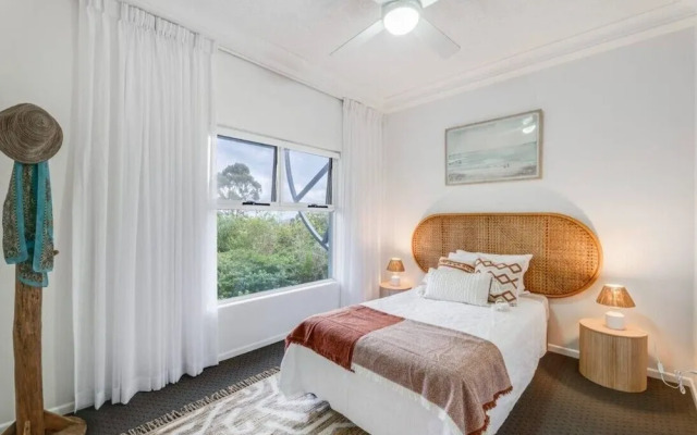 6 Bedroom Oasis in Burleigh Heads