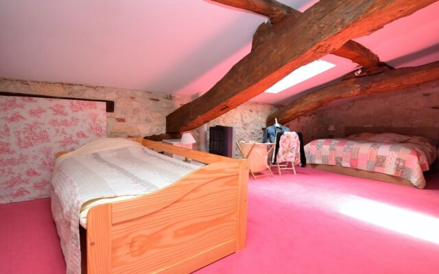 Authentic Castle in Bon-Encontre with Open Kitchen