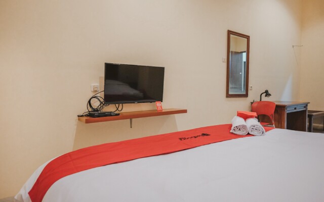 RedDoorz Plus near Plaza Blok M