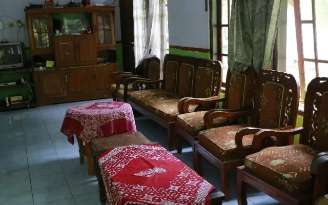 Sri Homestay – Guest Rooms – Hargotirto