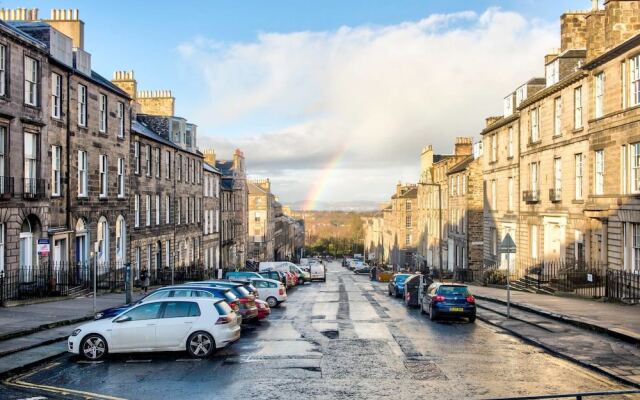 Modern Home 5 Minutes Walk From Princes Street