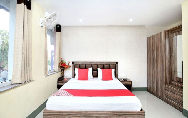 OYO 15030 Hotel ESS PEE Grand